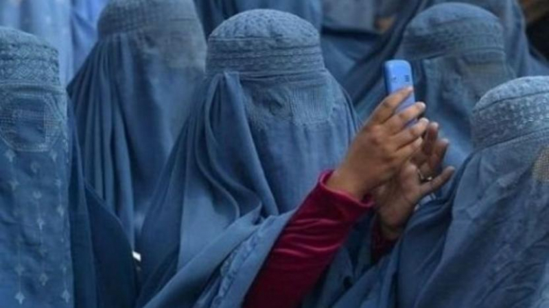 Taliban'dan kadın TV sunucularına peçe zorunluluğu
