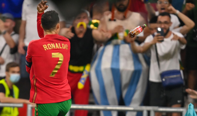Taraftar, Ronaldo'ya Coca Cola şişesi fırlattı