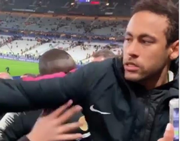 Taraftara yumruk atan Neymar 3 maç ceza aldı