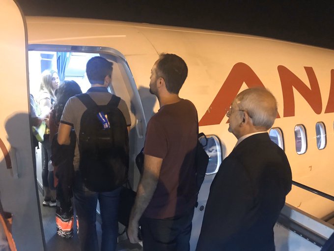 Tarifeli uçakla Ankara'ya dönen Kılıçdaroğlu, sosyal medyada gündem oldu