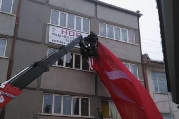 Tekbir getiren bir grup HDP binasına Türk bayrağı astı