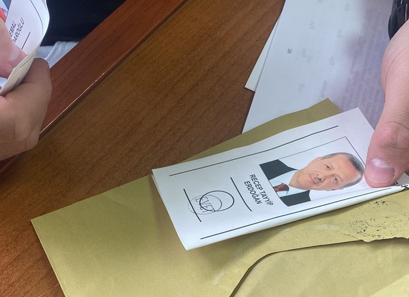 Tekirdağ'da seçmene verilen zarfın içinden Erdoğan tercihli oy pusulası çıktı!