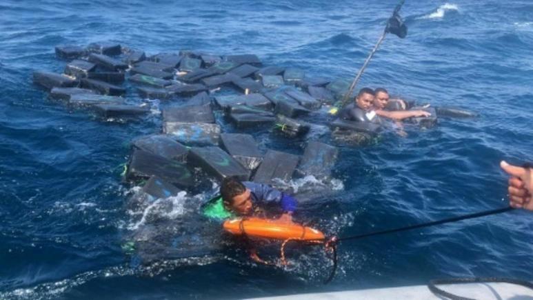 Tekneleri batan uyuşturucu kaçakçıları kokain balyalarına sarılarak kurtuldu
