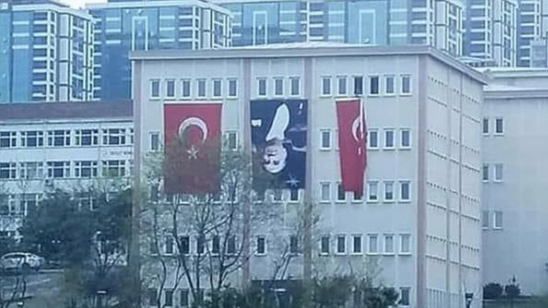 Trabzon'da kamu binasına Atatürk posteri ters asıldı!