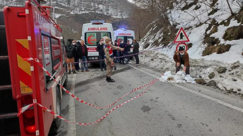 Trabzon'da kamyonetin üzerine kaya düştü, 4 kişi öldü