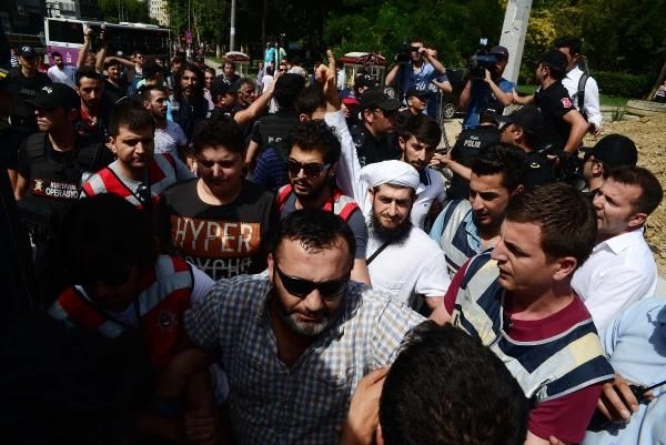 Trans Onur Yürüyüşü'nü tekbirle protesto eden 11 kişiye gözaltı!