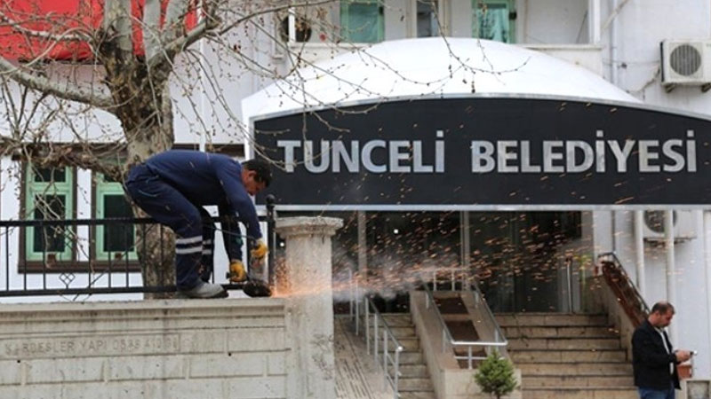  Tunceli Belediyesi'nin tabelası 'Dersim' olarak değişiyor