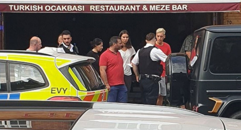 Türk futbolcu Mesut Özil'e İngiltere'de bıçaklı saldırı! Türk restoranına sığındı