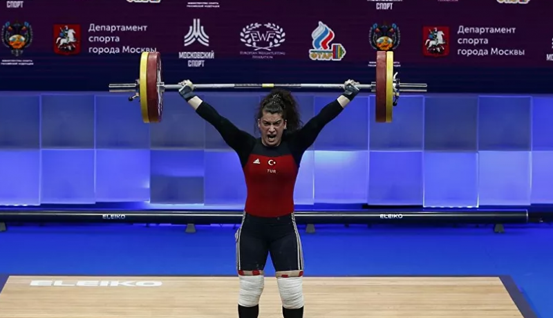 Türk halterci Rabia Kaya'dan bronz madalya