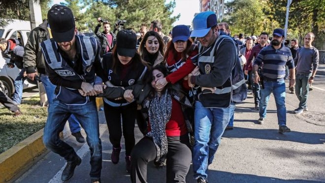 'Türkiye Kürt muhalefetin başını kesti'