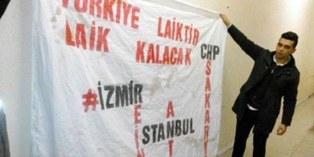 'Türkiye laiktir, laik kalacak' pankartı açan gençlere saldırı ve gözaltı