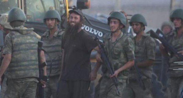 Türkiye sınırına geçen 2 IŞİD militanı teslim oldu!