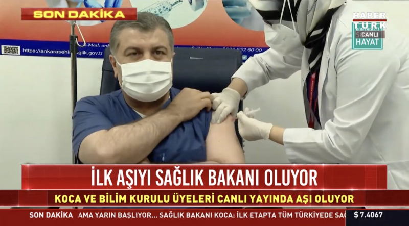 Türkiye'de ilk koronavirüs aşısını Sağlık Bakanı Koca yaptırdı