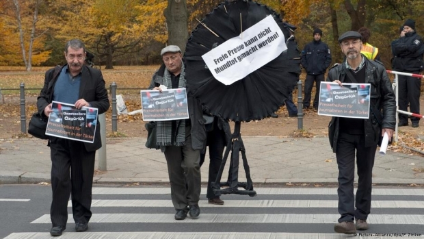 Türkiye'nin Berlin Büyükelçiliği önünde protesto