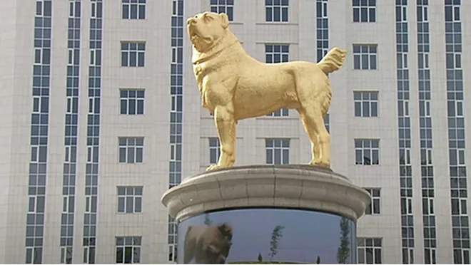 Türkmenistan'da 6 metrelik altın kaplama köpek heykeli dikildi