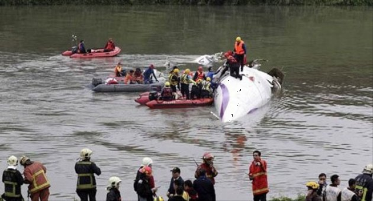Uçak köprüye çarptı: 9 kişi öldü!