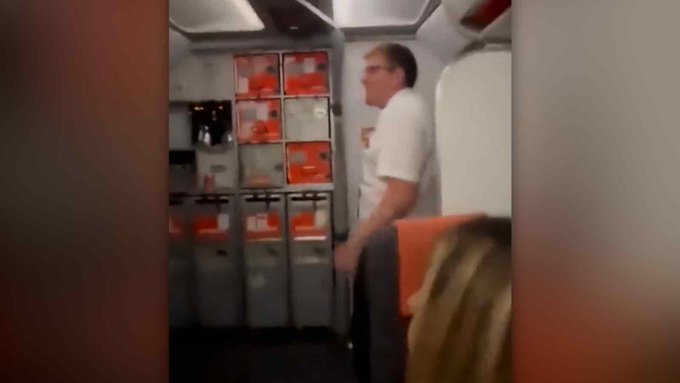 Uçakta seks yapan çift kabin görevlisi tarafından yakalandı
