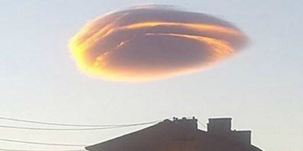 UFO'ya benzeyen bulut paniğe neden oldu!