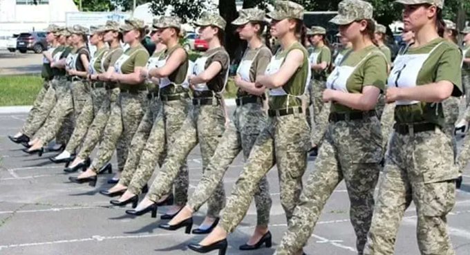 Ukrayna'da kadın askerler topuklu ayakkabıyla yürüdü