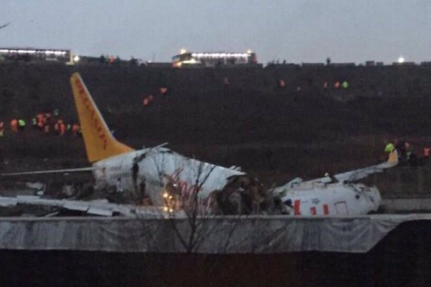 Ulaştırma Bakanı Turhan: Sert iniş yapan uçak kırıma uğradı! 52 yaralı...