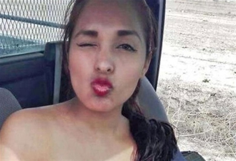Üstsüz selfie çeken kadın polis açığa alındı!
