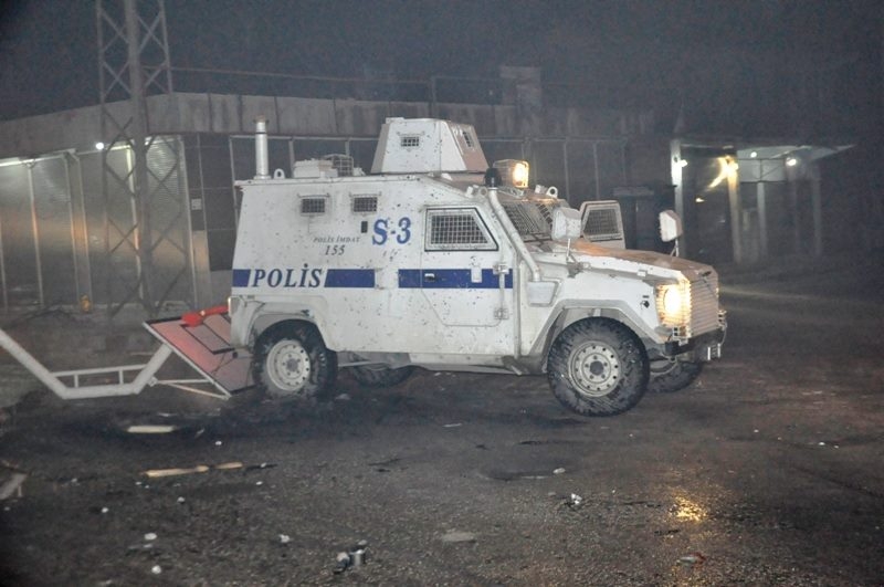 Van ve Mardin'de polis aracına ateş açıldı!