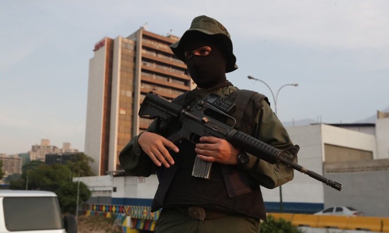 Venezuela'da darbe girişimi! Halk Maduro'yu savunmak için başkanlık sarayında toplanmaya çağrıldı