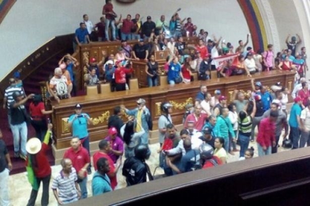 Venezuela'da iktidar yanlıları meclisi işgal etti!