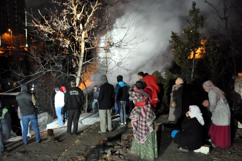 Yangında iki ev kullanılamaz hale geldi; 20 kişi sokakta kaldı 