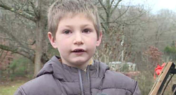 Yedi yaşındaki çocuk, kardeşini kurtarmak için alevlerin arasına daldı
