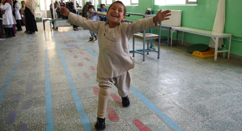 Yeni takılan protez bacağıyla dans eden Afgan çocuk sosyal medyanın gündeminde