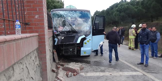 Yolcu minibüsü duvara çarptı: 8 yaralı 