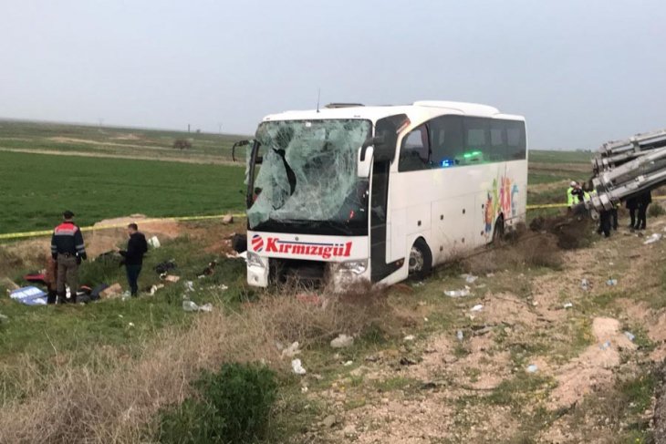 Yolcu otobüsü şarampole devrildi: 4 ölü, 34 yaralı