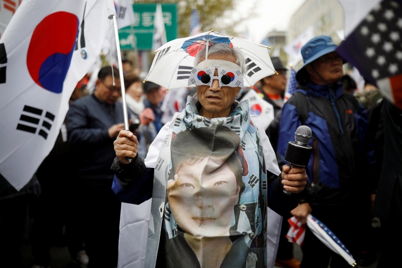 Yolsuzluktan suçlu bulunan eski Güney Kore lideri Park'ın cezası belli oldu