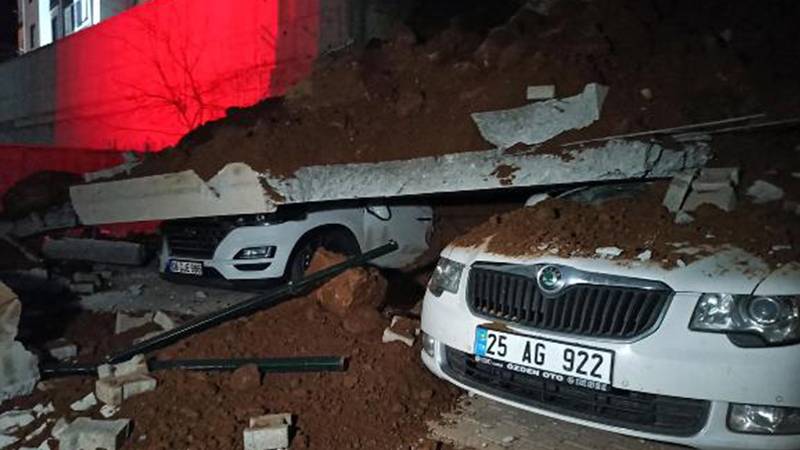 Yozgat'ta istinat duvarı çöktü: 11 otomobil enkaz altında kaldı