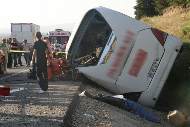 Yozgat'ta yolcu otobüsü devrildi! 3 ölü, 15 yaralı...