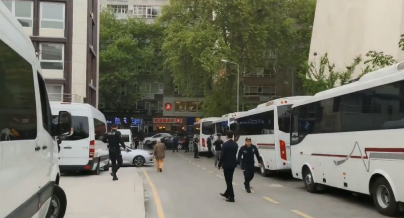 YSK'nın İstanbul kararı bekleniyor: Bina önüne çevik kuvvet otobüsleri ile polis bariyerleri getirildi