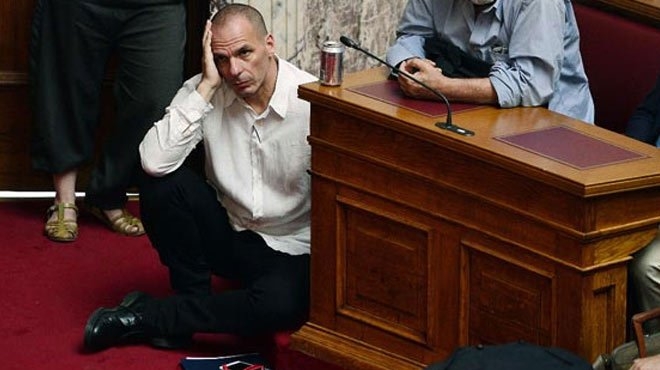 Yunan maliye bakanının oturma şekli dünya gündeminde!