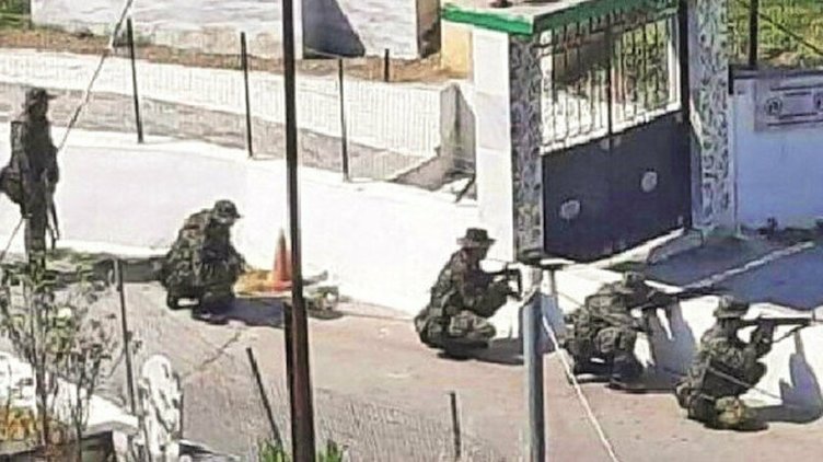 Yunanistan askerleri Türk köyüne girdi