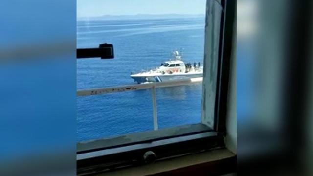 Yunanistan Sahil Güvenlik birimlerinin taciz ateşi açtığı gemi Çanakkale Boğazı'nda demirledi