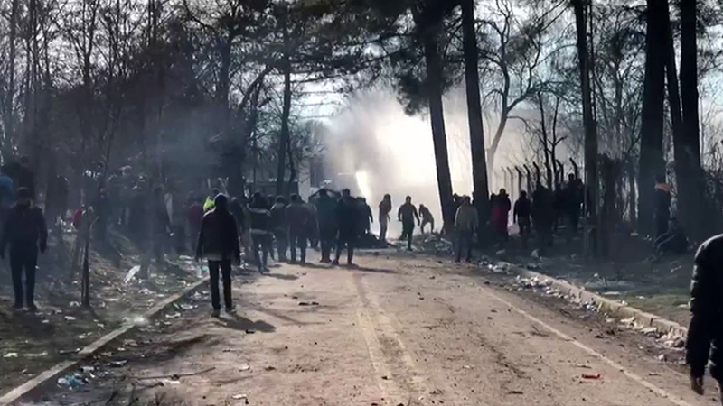 Yunanistan sınırında sığınmacılara gaz ve ses bombalı müdahale
