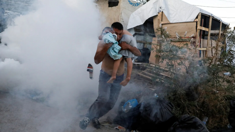 Yunanistan'da sığınmacı kampında yangın: En az 2 kişi öldü, kampta protestolar başladı 