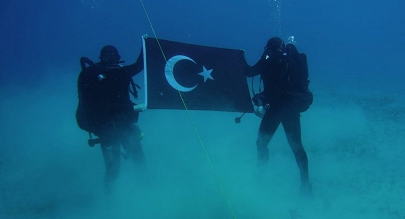 Yunanistan'dan Girit'te denizaltında Türk bayrağı açan dalgıç askerlere tepki