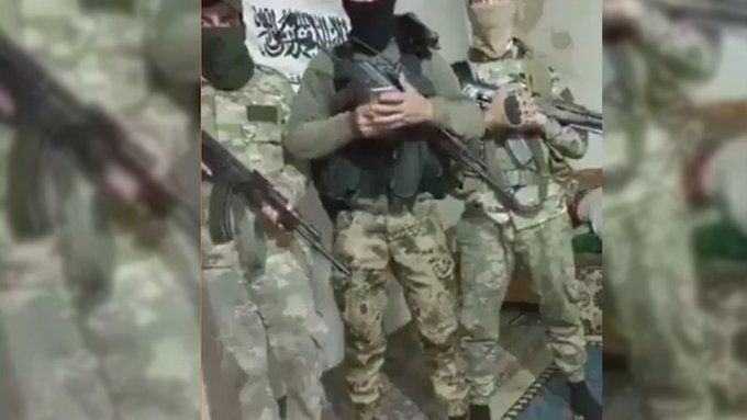Yüzleri kapalı, askeri üniformalı, silahlı bir grup tehdit videosu çekti