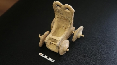 5 bin yıllık oyuncak araba bulundu!