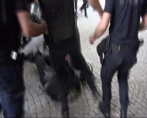 Polisten yere düşen göstericiye tekme!
