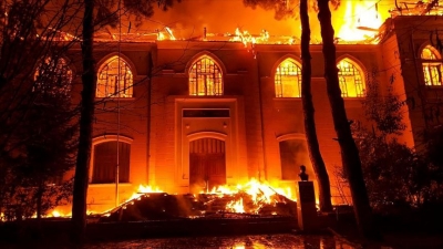 Art arda deprem olan Denizli'de tarihi okulda yangın