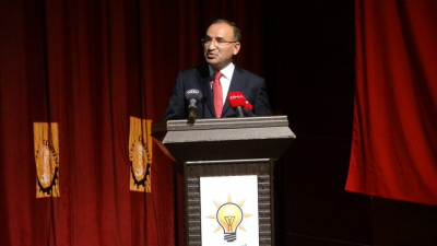 Bozdağ: İzmir'de Atatürkçü, Yozgat'ta milliyetçi, Konya'da mütedeyyin bir CHP Genel Başkanı görüyoruz