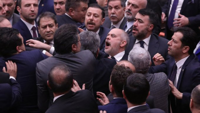CHP ve AKP milletvekilleri birbirlerinin üzerine yürüdü