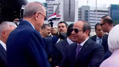 Erdoğan'ı Kahire'de havalimanında Mısır Cumhurbaşkanı Sisi karşıladı